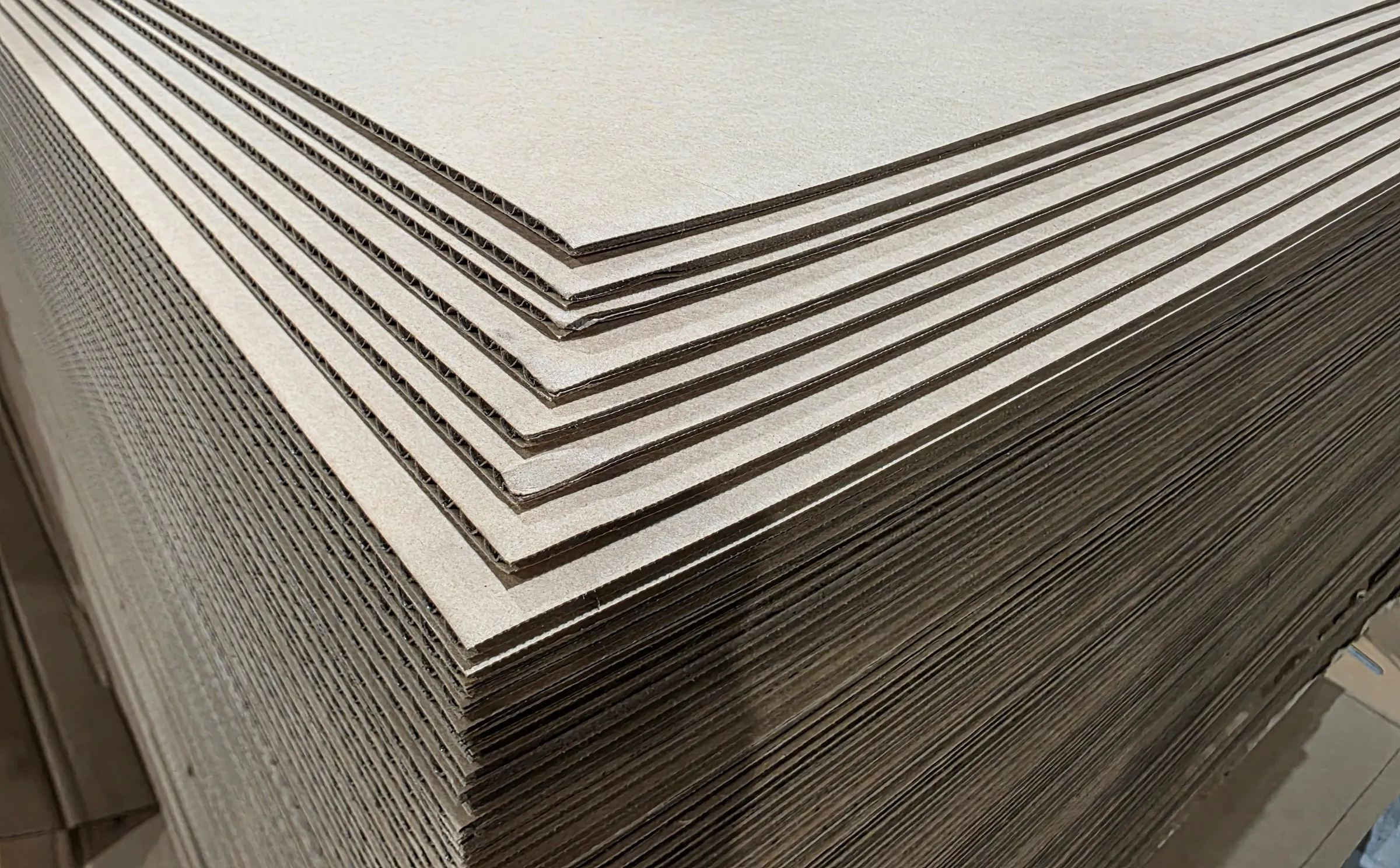 Cascading stack of corrugated board sheets